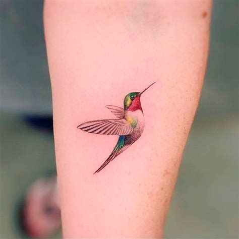 En la clav&237;cula. . Tatuajes de colibri para mujeres